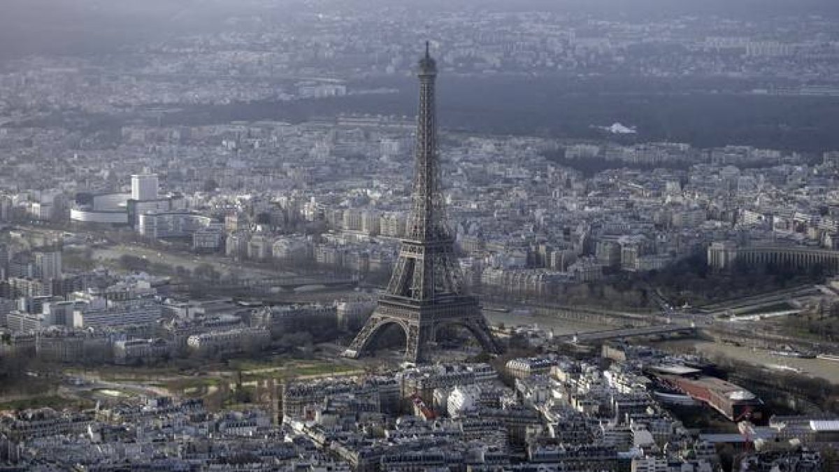 Foto aérea de la Torre Eiffel de París.-Foto: AFP / KENZO TRIBOUILLARD