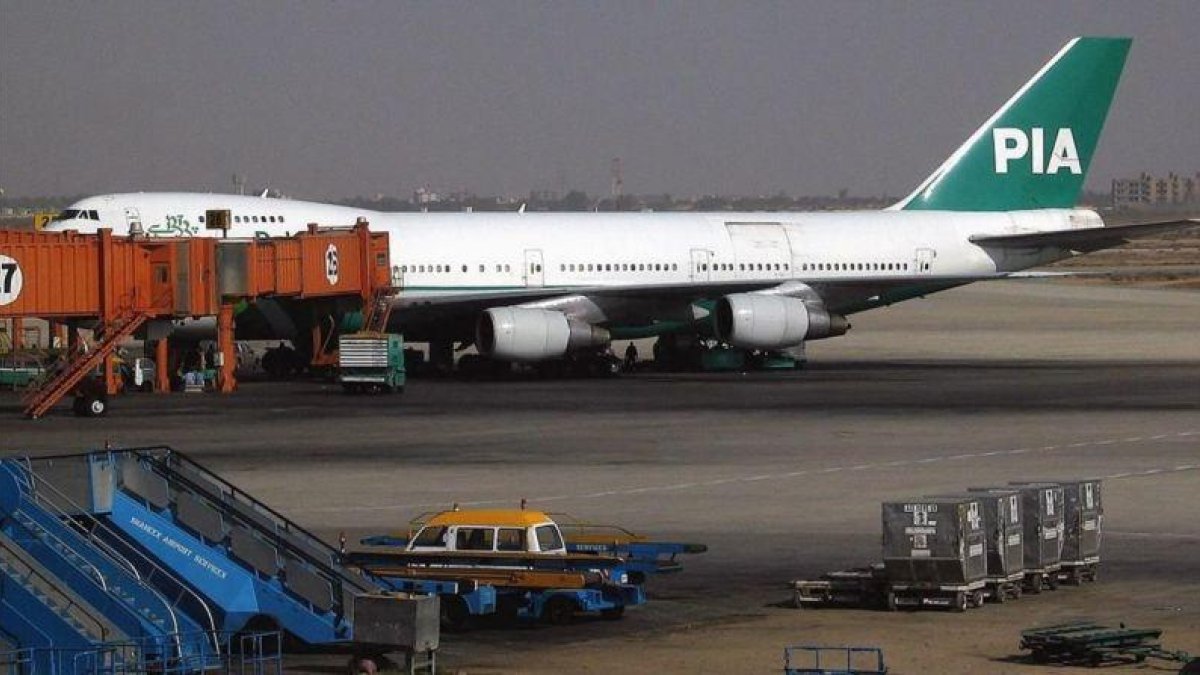 Un Boeing PK-274 de la PIA, a punto de volar a Bombay desde Karachi, en el 2014.-EFE / AKHTAR SOOMRO