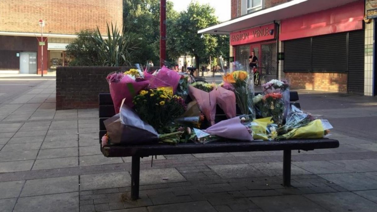Los vecinos de Harlow, Inglaterra, han llenado un banco de ramos de flores en el escenario de la muerte de un inmigrante polaco, apalizado por un grupo de adolescentes.-AP / DERL MCCRUDDEN