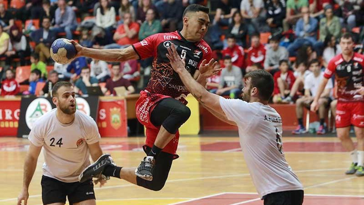 Haddouche busca el lanzamiento a puerta, ayer, en el partido frente al BM Pinto.-RAÚL OCHOA