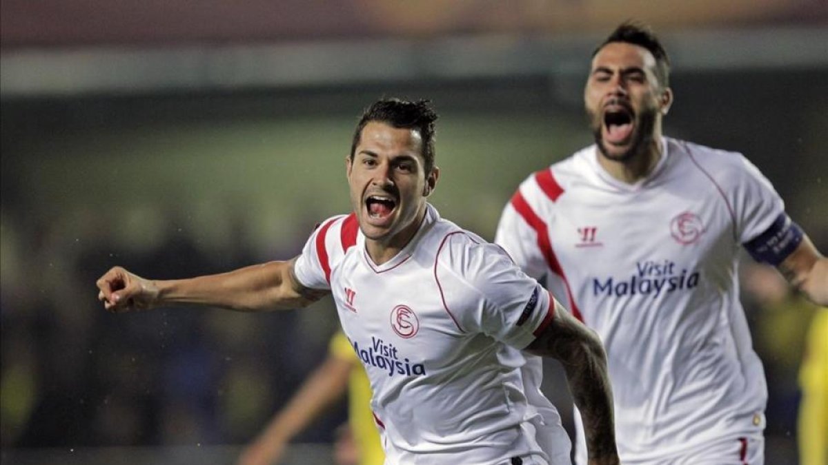 Vitolo celebra un gol ante el Villarreal junto con el sevillista Iborra.-EFE / MANUEL BRUQUE