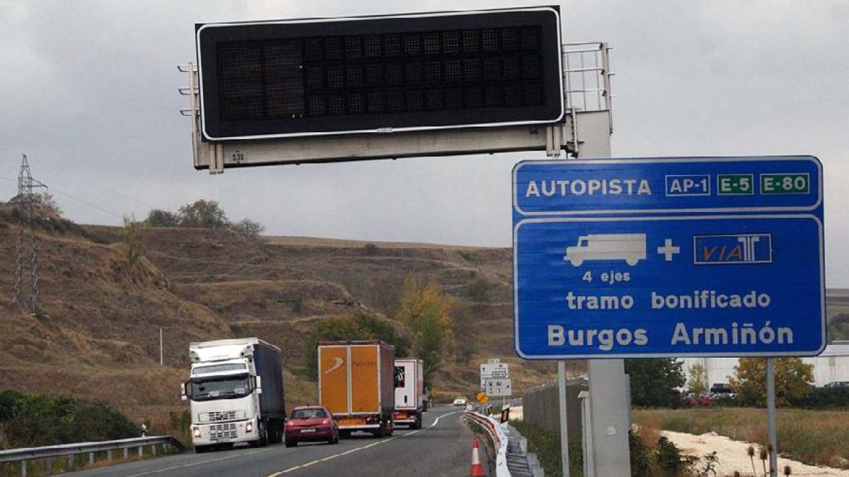 Los camiones que usen la AP-1 como alternativa a la N-I no tendrán descuento el próximo mes.-GERARDO GONZÁLEZ
