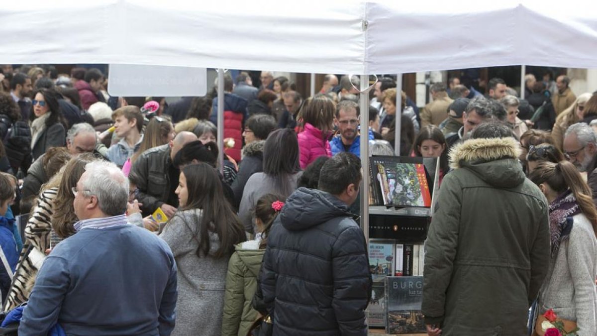 Los libreros hacen un balance positivo a pesar de tener que levantar el campamento antes de la hora.-Raúl Ochoa