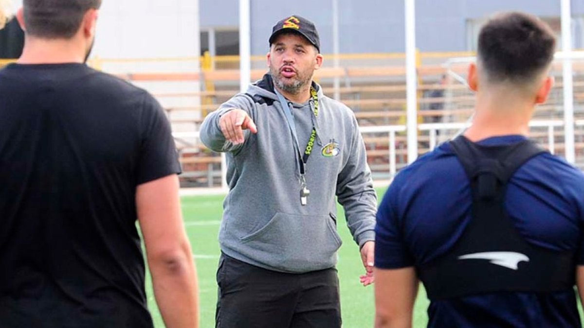 David Martín se dirige a sus jugadores en un entrenamiento. ISRAEL L. MURILLO