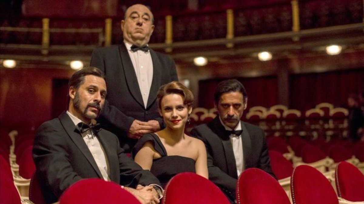 José Angel Egido, como Alfred Hitchcock, detrás de la Patrulla de 'El Ministerio del Tiempo': Hugo Silva, Aura Garrido y Nacho Fresneda, durante el rodaje en el Teatro Español de Madrid de un episodio de la tercera temporada de la serie.-TAMARA ARRANZ / RTVE