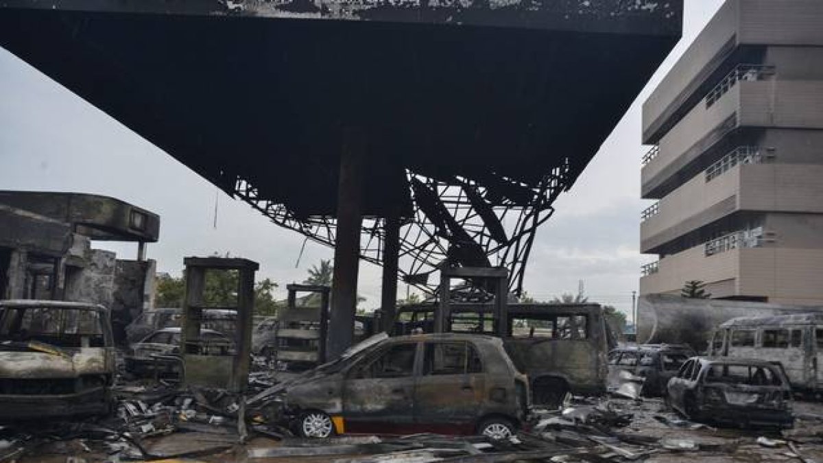 Vehículos calcinados tras la fuerte explosión de una gasolinera en Accra, Ghana.-Foto: EFE/ STR