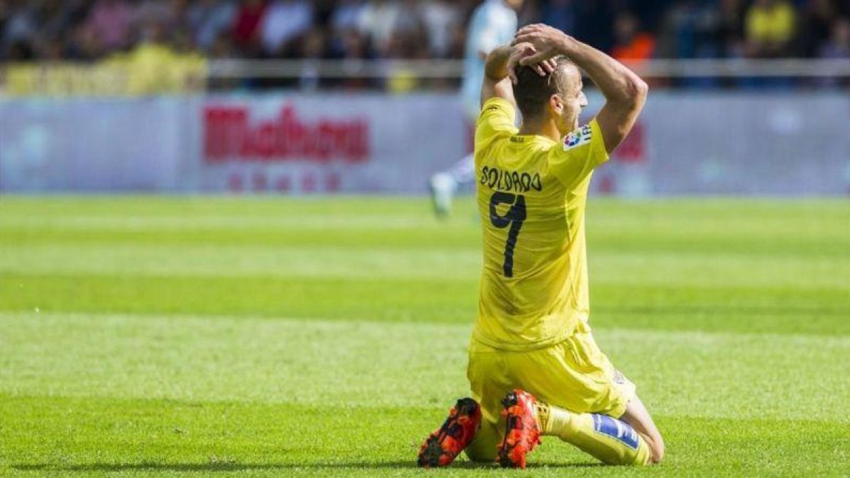 El delantero del Villarreal, Roberto Soldado, durante un partido de liga de la pasada temporada.-MIGUEL LORENZO