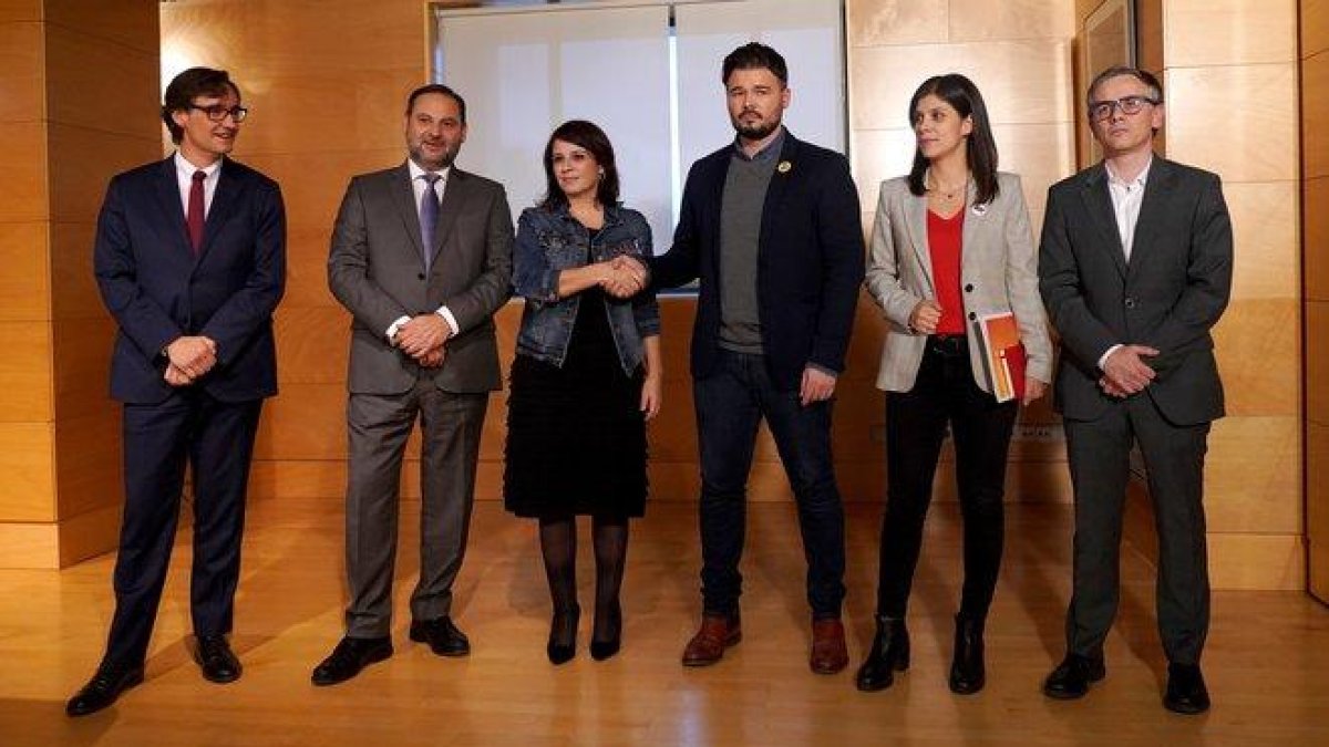 Los negociadores del PSOE: Illa, Ábalos, Lastra, con los representantes de ERC, Rufián, Vilalta y Jové.-JOSÉ LUIS ROCA