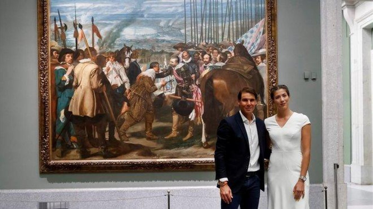 Rafael Nadal y Garbiñe Muguruza posan delante del cuadro de Velázquez. La rendicion de Breda en el Museo del Prado.-EFE