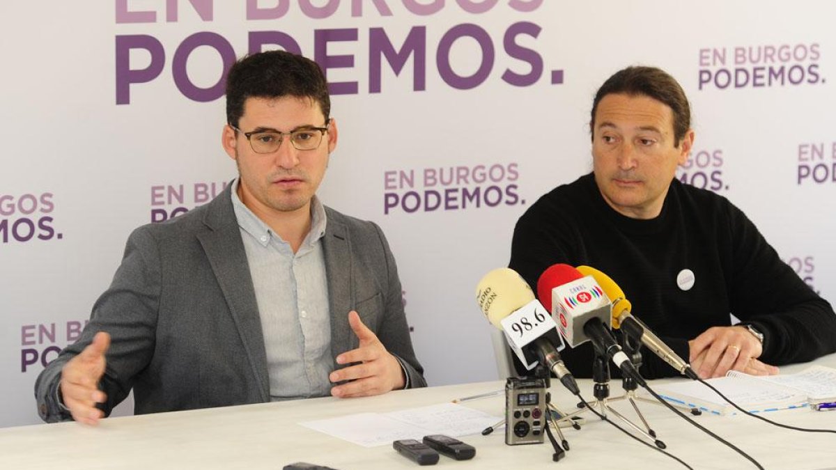 Raúl Salinero, cabeza de lista por Podemos al Ayuntamiento, junto a Israel Hernando, número tres.-ISRAEL L. MURILLO