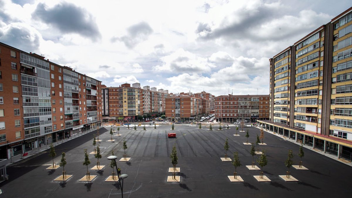 La plaza de Santiago, recién asfaltada. TOMÁS ALONSO