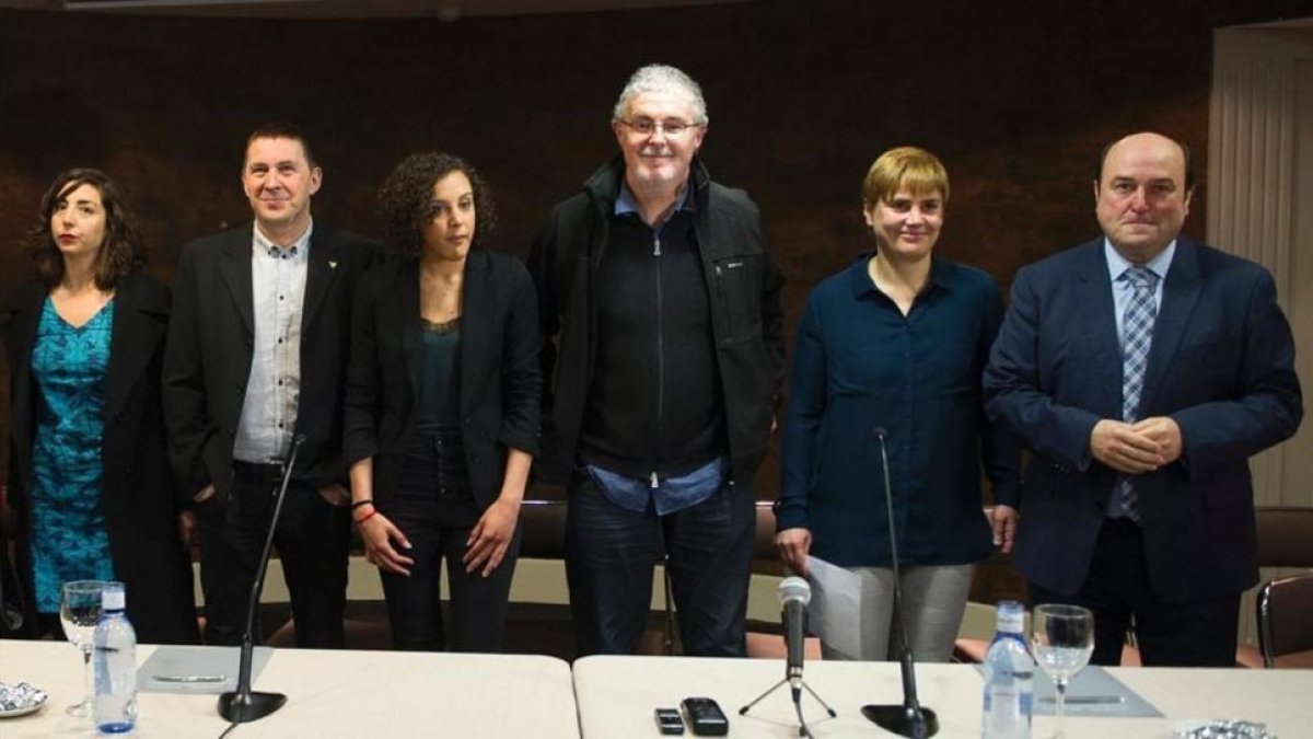 Isabel Salud (Ezker Anitza), Arnaldo Otegi (EH Bildu), Nagua Alba (Podemos), Txiki Muñoz (ELA), Ainhoa Etxaide (LAB) y Andoni Ortuzar (PNV), posan este miércoles tras la rueda de prensa que han ofrecido a favor del desarme de ETA.-AFP / ANDER GILLENEA