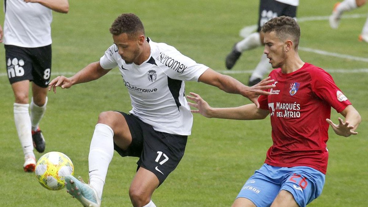 El delantero brasileño Marcelo controla un balón en un choque disputado en El Plantío-Santi Otero