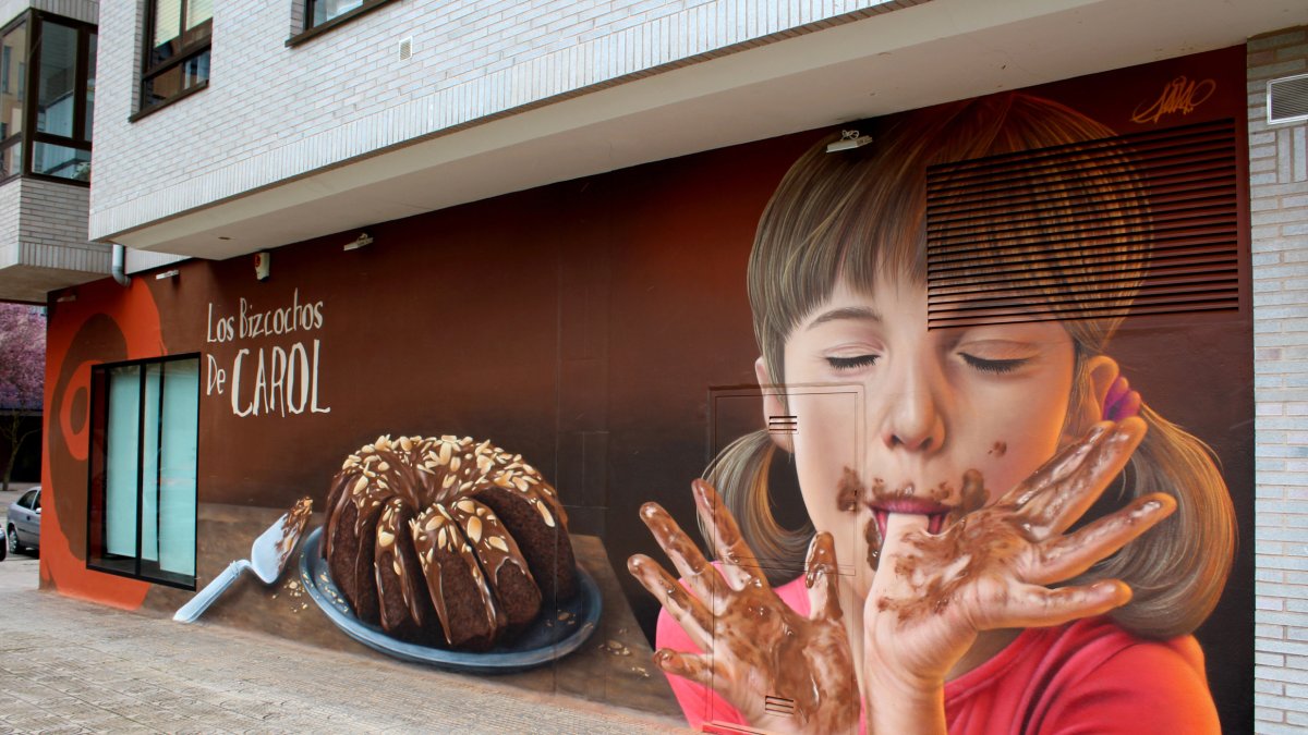 El mural se encuentra en la calle Victoria Balfé, en el bajo comercial de la tienda Los Bizcochos de Carol.