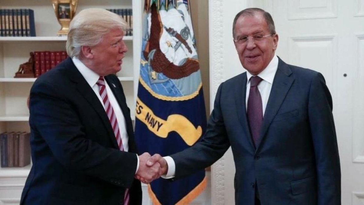 Trump (izq) y Lavrov se dan la mano durante su encuentro en el Despacho Oval, en la Casa Blanca, el 10 de mayo.-AP
