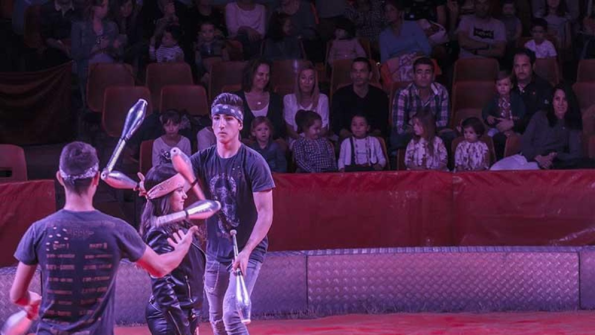 Dúo Raper en uno de los momentos de su espectáculo de malabares con mazas. Sorprende la estética moderna y caracterizaciones de personajes infantiles en el circo.-SANTI OTERO