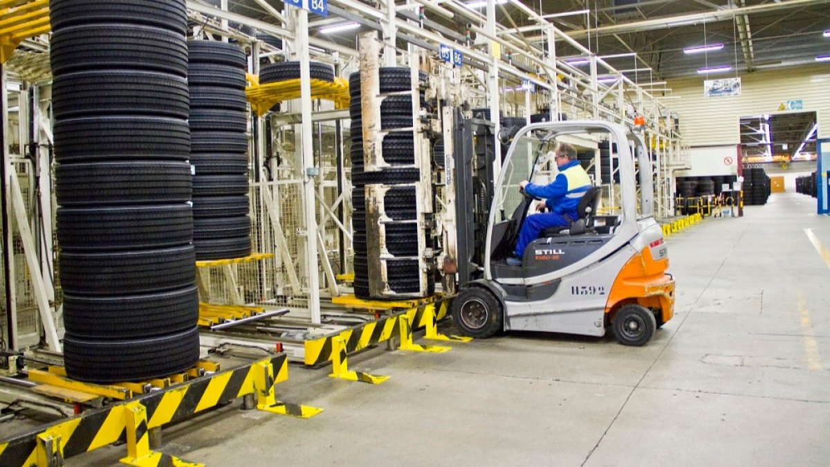 Un operario en la zona de almacenamiento de la fábrica de Michelin Aranda. ECB