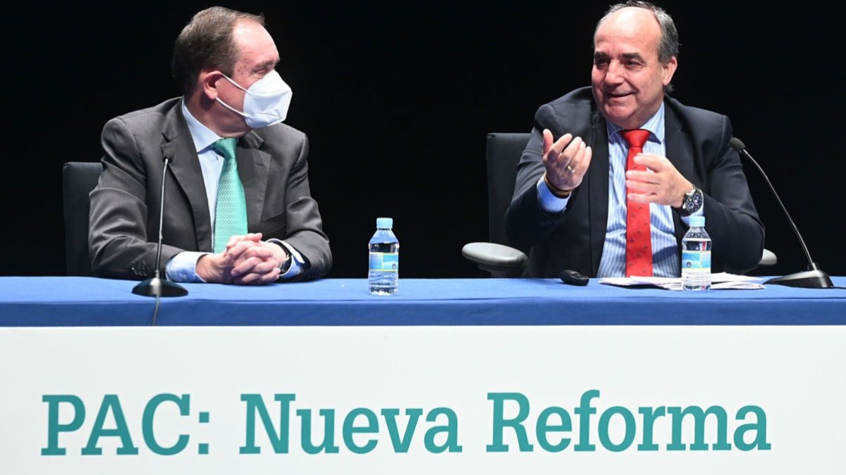 Pedro Medina pronuncia la conferencia inaugural del Ciclo Aula Agraria de Fundación Caja Rural. ICAL