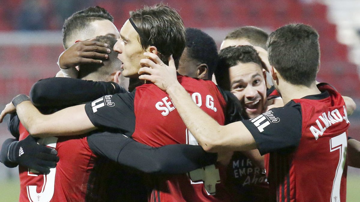 Los jugadores del Mirandés celebran un gol. SANTI OTERO