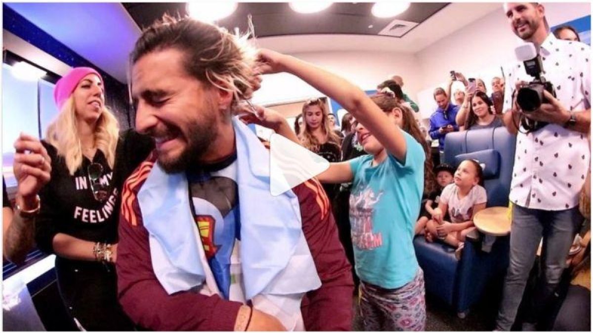 Maluma, durante su peculiar sesión de peluquería en un hospital de Miami.-INSTAGRAM