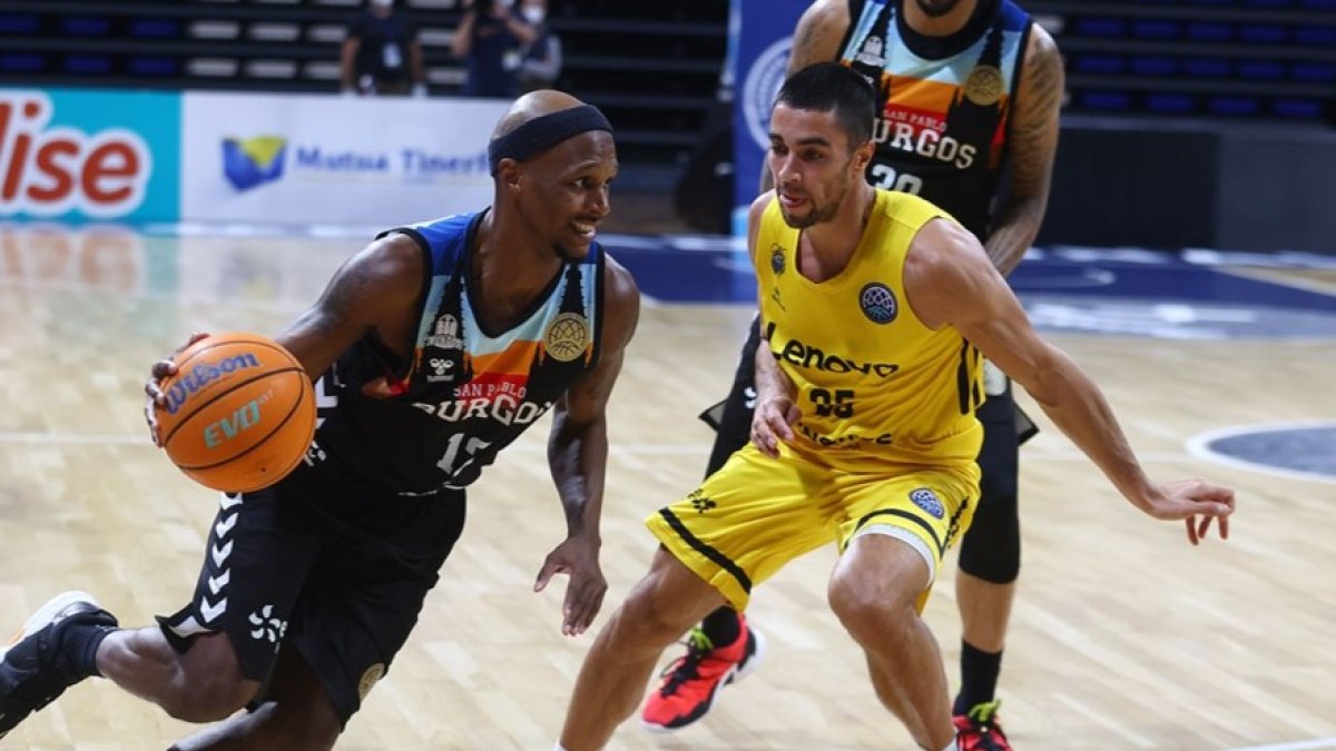 McFadden supera por velocidad al exjugador azul Álex López. FIBA