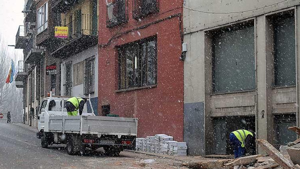 Los operarios sacaban ayer las cajas que todavía quedan de Banca Pecho, al parecer documentos de «poca relevancia».-L.V.