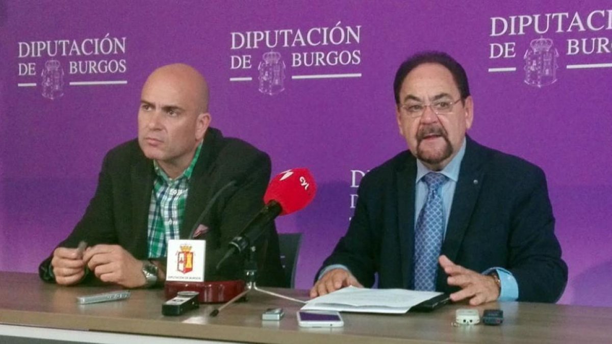 Ricardo Pizarro y Ángel Guerra, ayer durante la presentación de los trabajos de consultoría de Sodebur.-D.S.M.