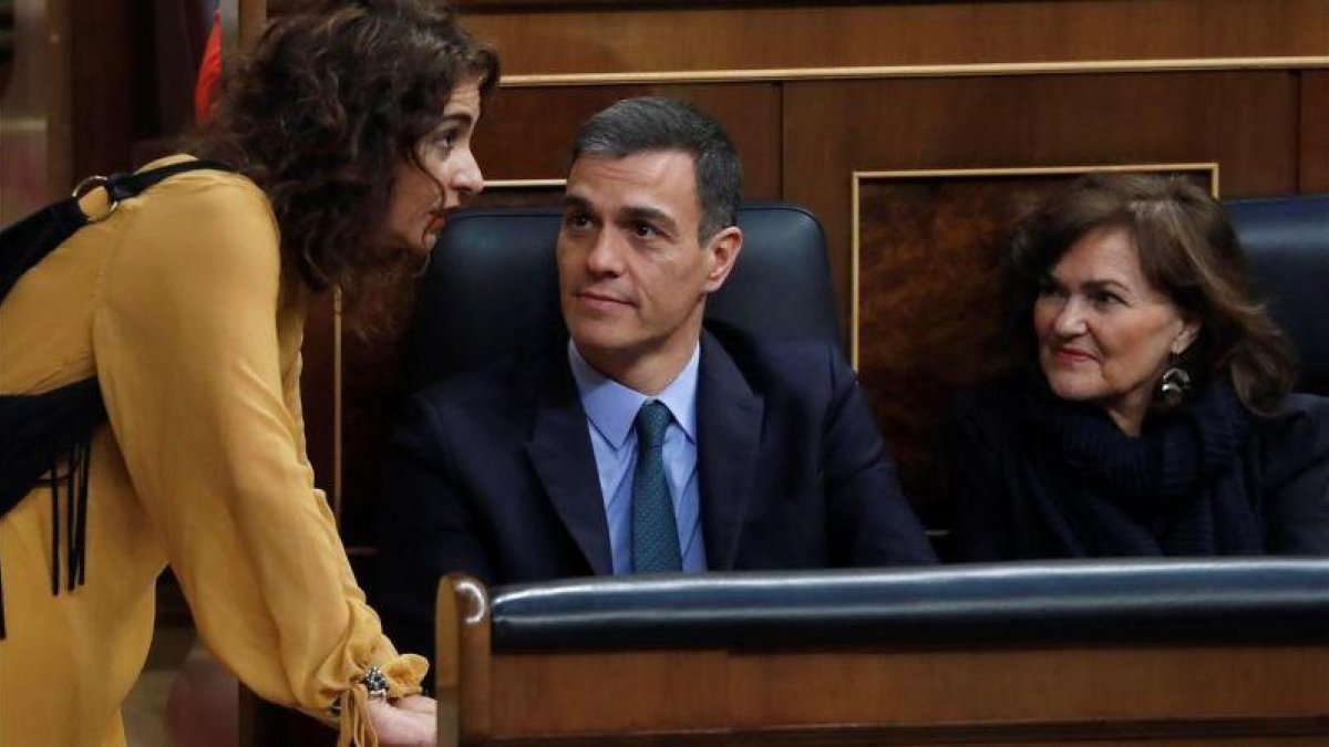La ministra de Hacienda, María Jesús Montero, habla con el presidente Sänchez y la vicepresidenta Calvo, este miércoles.-CHEMA MOYA (EFE)