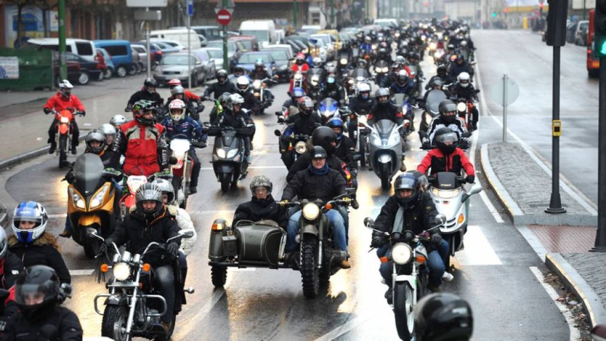 Decenas de moteros recorrieron la ciudad, en la imagen circulando por la calle Vitoria.-ISRAEL L. MURILLO