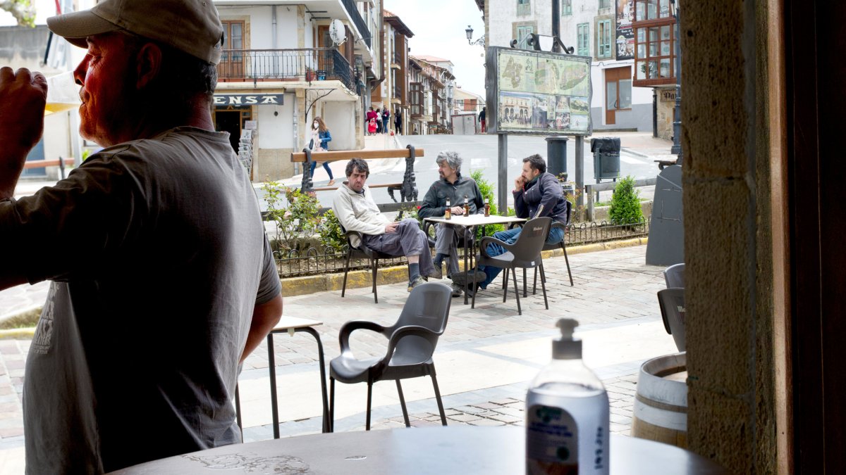 Vecinos de Espinosa de los Monteros pudieron disfrutar de una consumición en los bares de la localidad. ISRAEL L. MURILLO