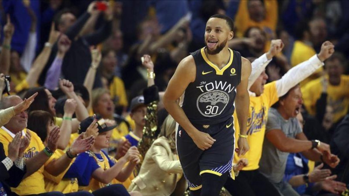 Stephen Curry celebra su primer triple en la eliminatoria frente a los Pelicans.-BEN MARGOT (AP)