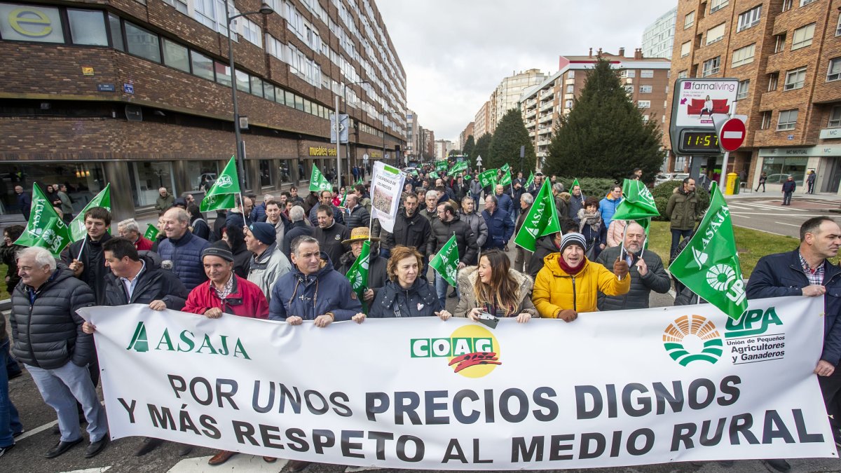 Los responsables de las organizaciones agrarias convocantes portaban una pancarta que resumía dos de sus grandes ruegos: respeto y dignidad. S.O.