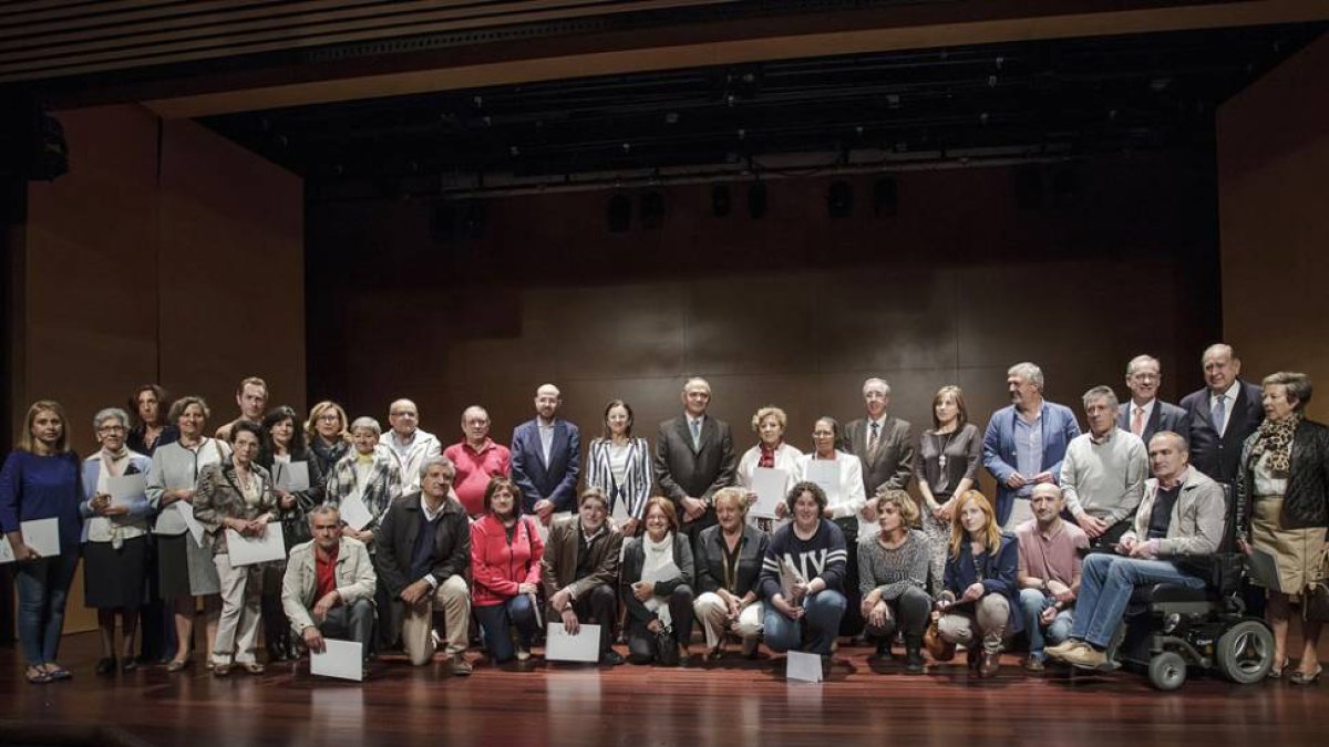 Imagen de grupo de las entidades sociales y miembros de la fundación.-ECB