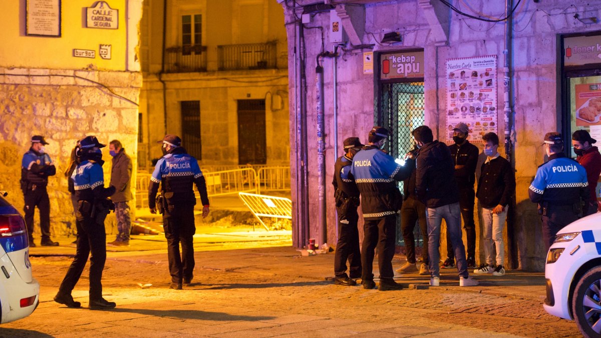 Agentes de Policía Local identifican a personas en el comienzo del toque de queda. ISRAEL L. MURILLO