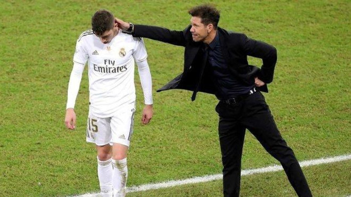 Fede Valverde es consolado por el ’Cholo’ Simeone tras su expulsión en la final de la Supercopa de España.-TWITTER/ ATAQUE FUTBOLERO