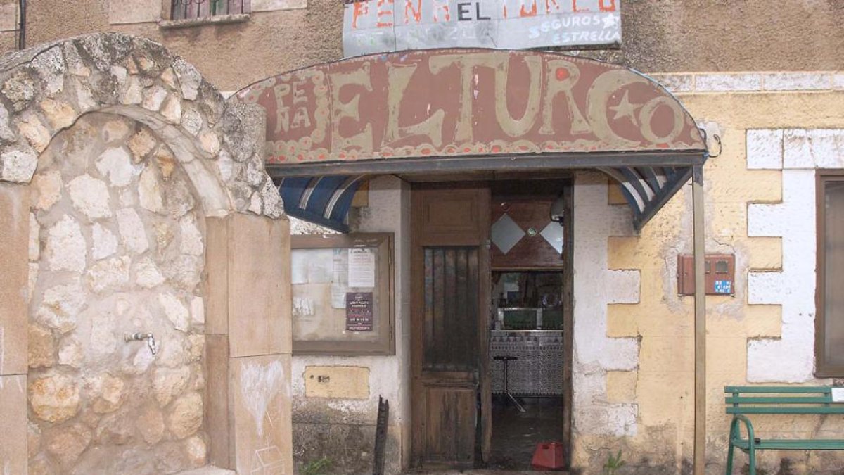 El fuego destruyó parcialmente la puerta de madera del local.-G. G.