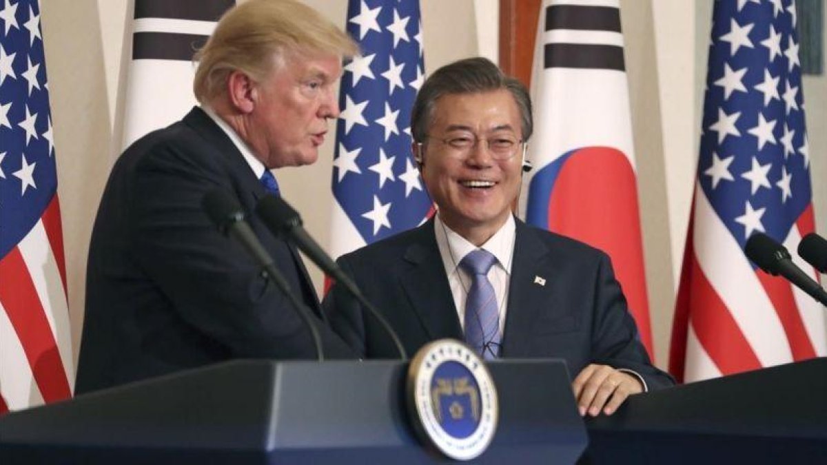 El presidente de EEUU, Donald Trumo, con su homólogo surcoreano Moon Jae-in.-ANDREW HARNIK