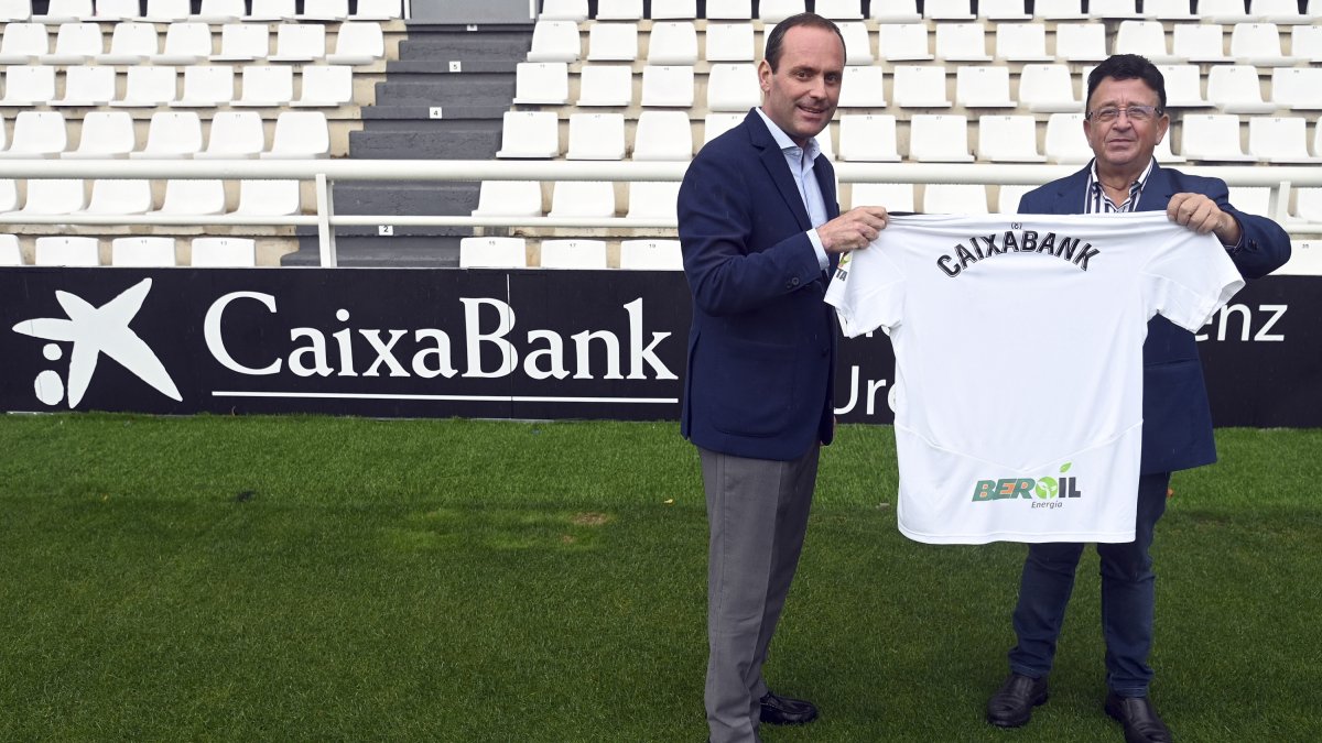 El director comercial de CaixaBank en Castilla y León, Juan Ignacio Domínguez, y el presidente del Burgos Club de Fútbol, Rodrigo Santidrián.