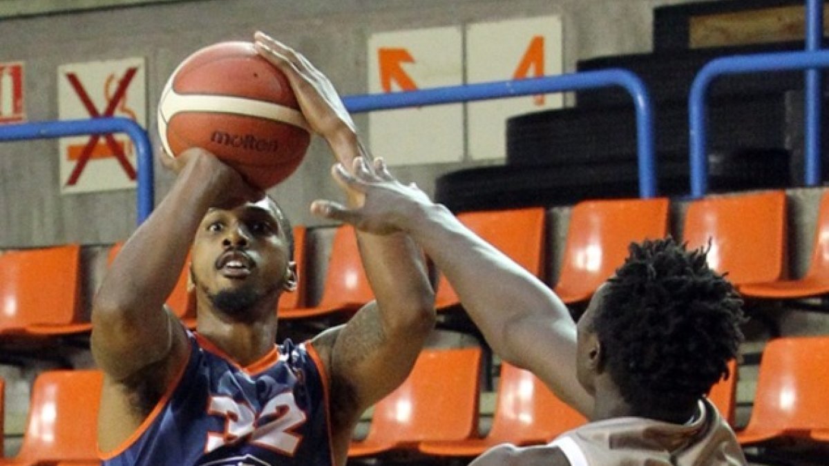 Joseph lanza a canasta en un partido de pretemporada frente al Clavijo. CB TIZONA
