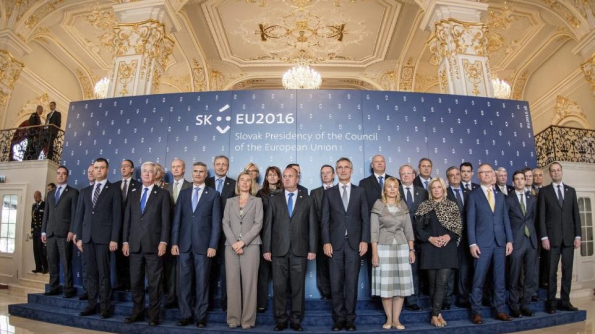 Foto de familia de la reunión informal de Ministros de Defensa de la Unión Europea en Bratislava.-CHRISTIAN BRUNA / EFE
