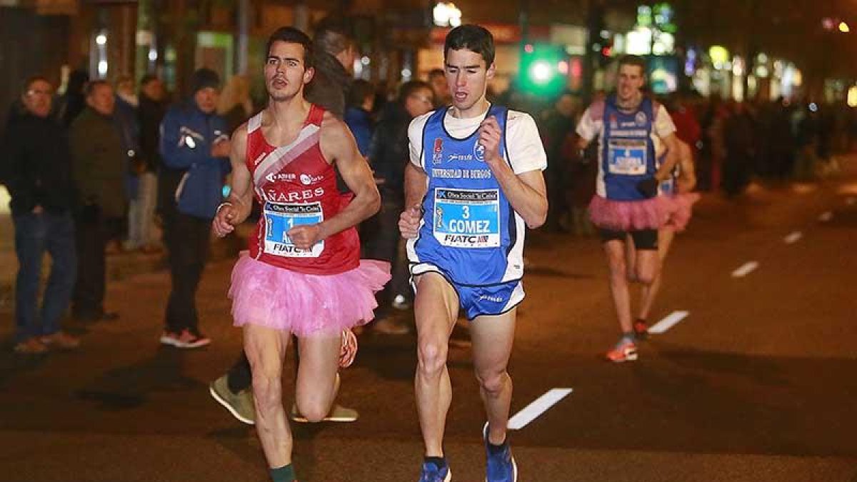 Dani Arce (izquierda) incrementa el ritmo en el tramo final de la calle de Vitoria ante la presión de Jesús Gómez.-RAÚL OCHOA