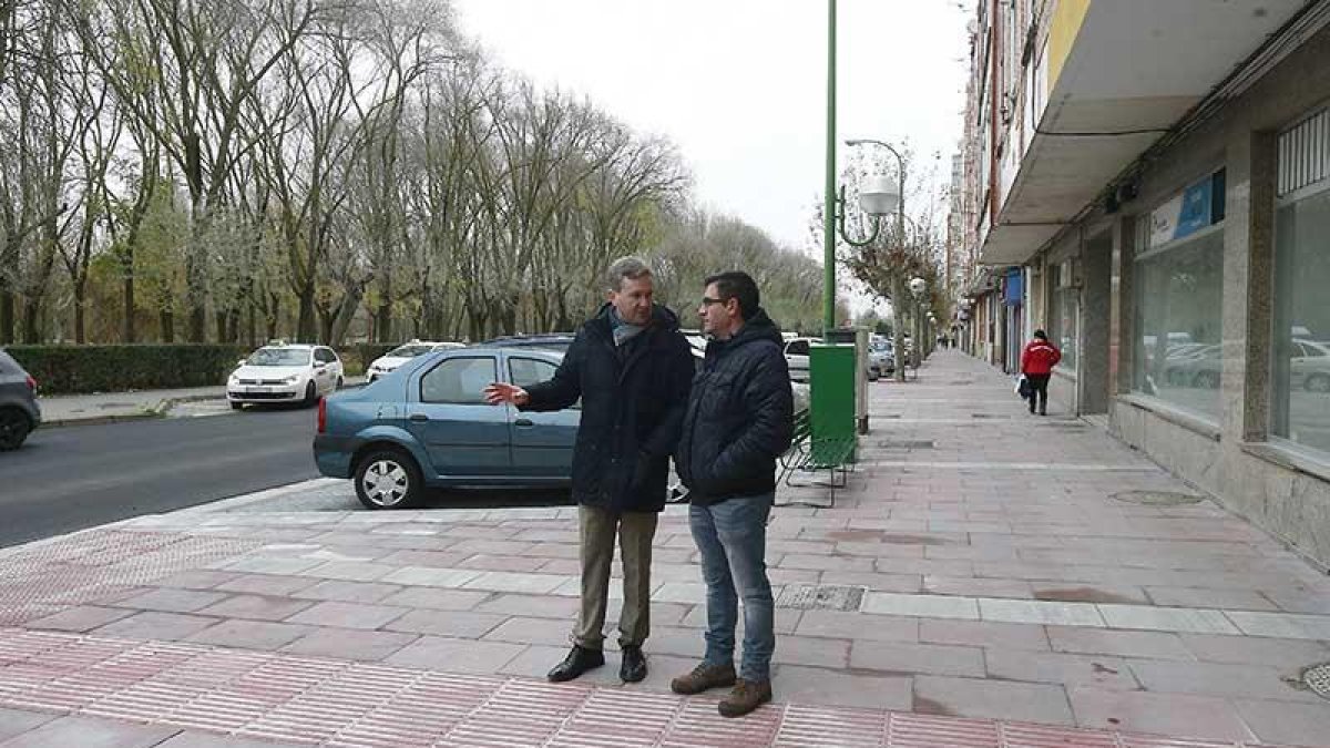El alcalde, durante la visita a la reforma del paseo de Fuentecillas.-RAÚL G. OCHOA
