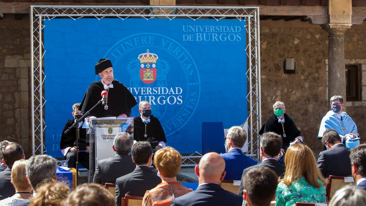 Un momento del discurso del rector, Manuel Pérez Mateos, en el acto de inauguración oficial del curso. TOMÁS ALONSO