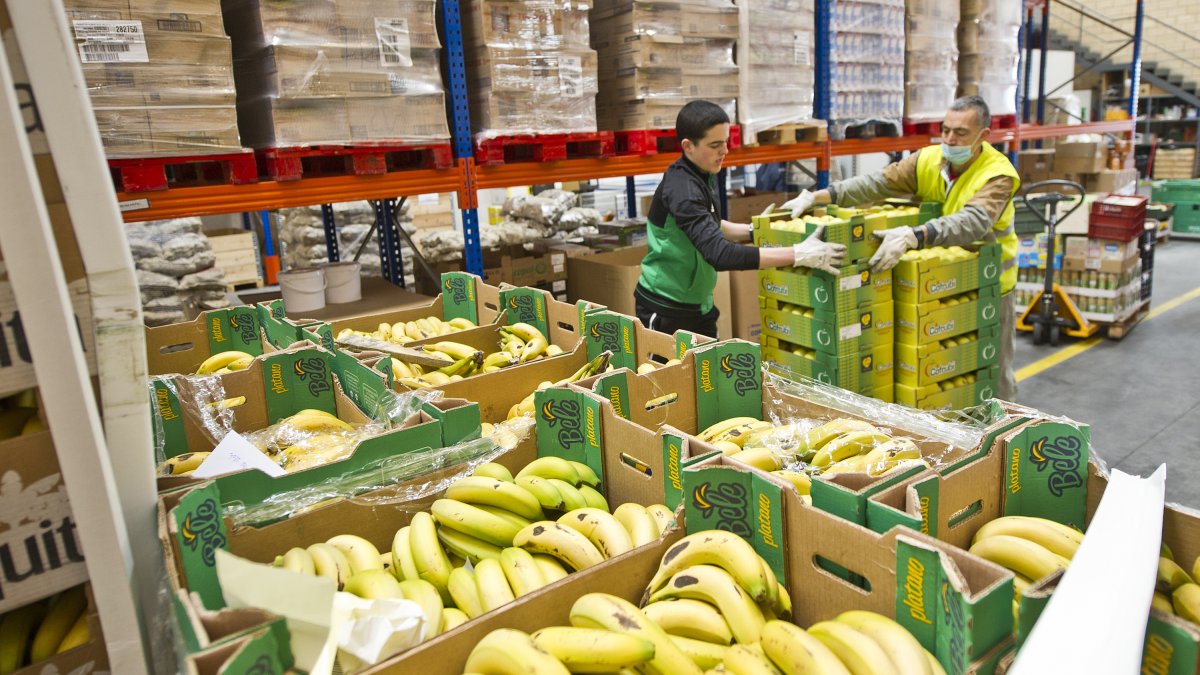 Dos voluntarios trabajan en el Banco de Alimentos ayer. ISRAEL L. MURILLO