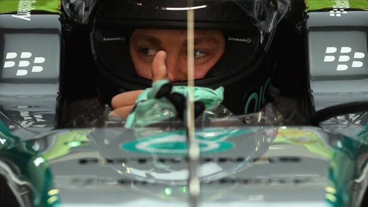 Rosberg da el OK a sus mecánicos desde el interior del Mercedes.-Foto: AFP / LLUÍS GENÉ