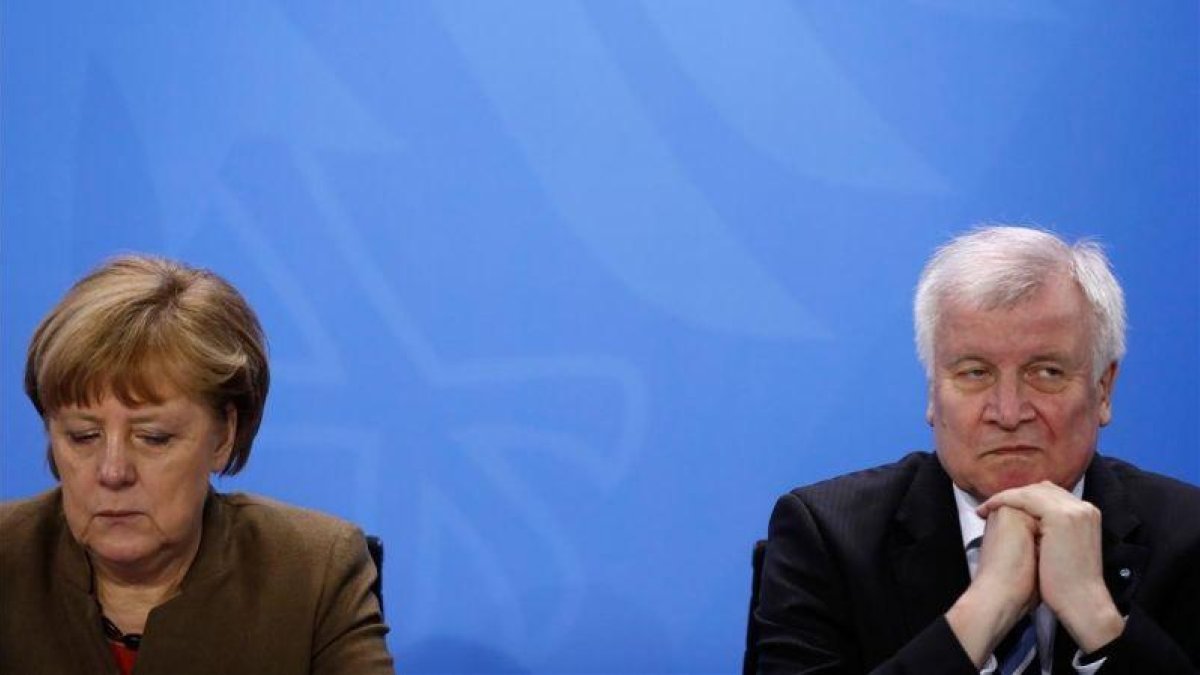 La cancillera Merkel y el ministro de Interior, en una imagen de archivo.-AFP / ODD ANDERSEN