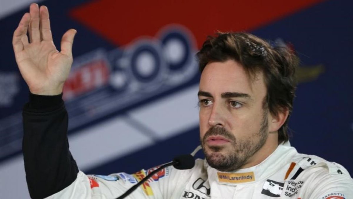 Fernando Alonso, en su conferencia de prensa de ayer en Indianápolis tras realizar el primer entrenamiento con su nuevo monoplaza.-MICHAEL CONROY