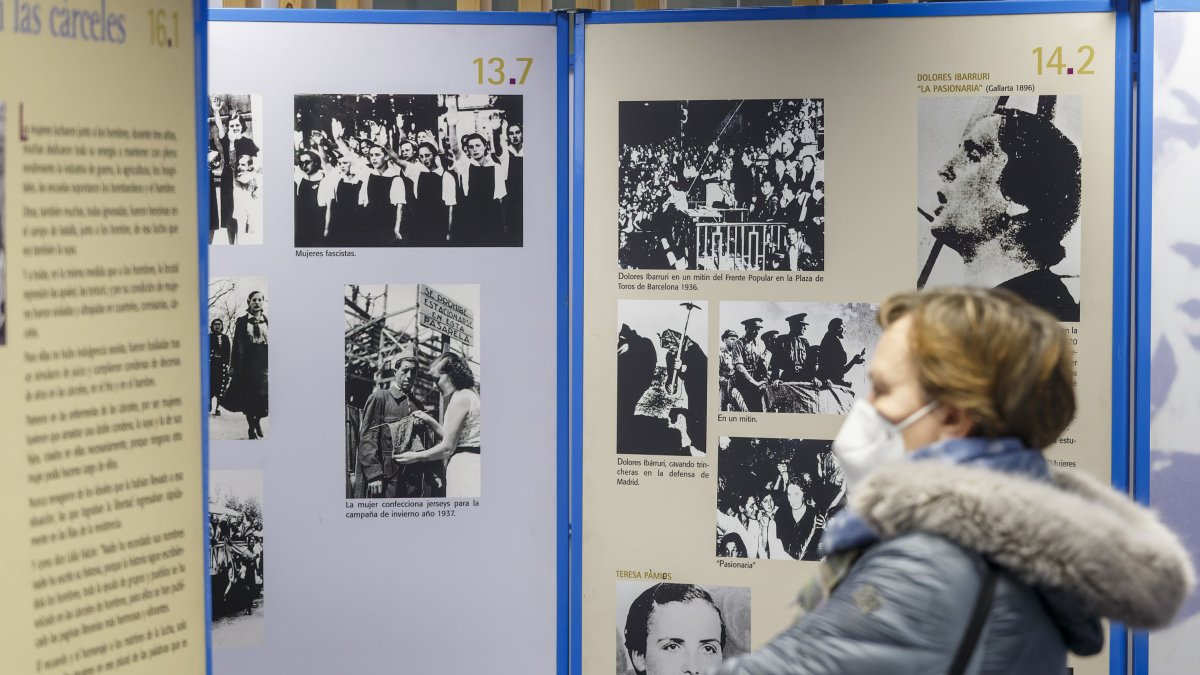 Una mujer observa uno de los paneles que conforman la exposición ubicada en la sede de Innova Abogados. SANTI OTERO