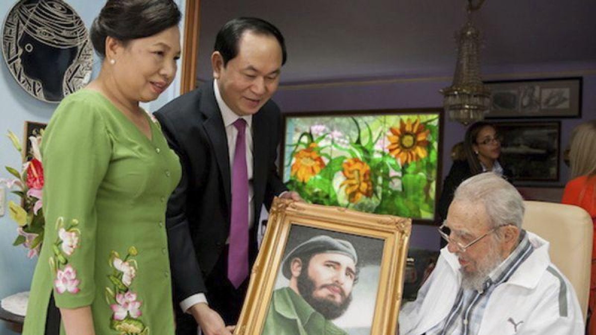 Fidel Castro con el presidente vietnamita, Tran Dai Quang, y su esposa, Nguyen Thi Hien, el pasado 15 de noviembre.-Alex Castro / AP