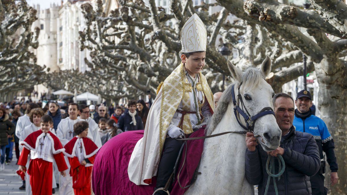 El Obispillo, durante su recorrido hacia el Ayuntamiento de Burgos. SANTI OTERO